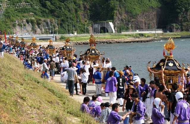 領家浜(増穂浦)に神輿11基が並ぶ